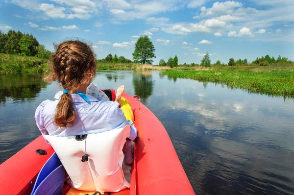 夏季和活跃的运动。女孩皮划艇在美丽的河流 — 图库照片