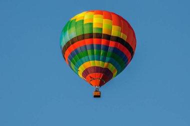 Mavi gökyüzünde kocaman bir sıcak hava balonu