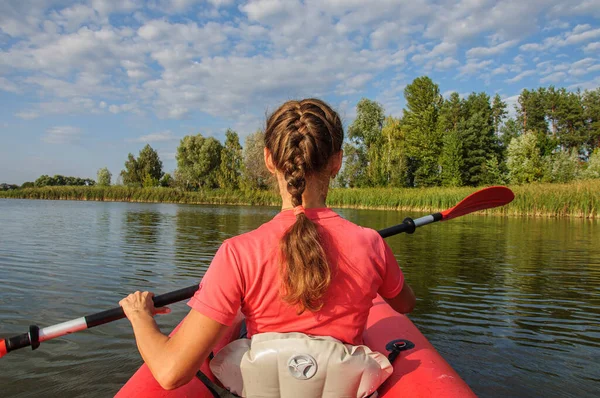 Una Donna Shirt Rosa Rema Kayak Rosso Lungo Fiume Ucraina — Foto Stock