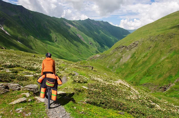 Man Large Backpack Rides Mountain Bike Beautiful Valley Georgia Svaneti — Stock Photo, Image