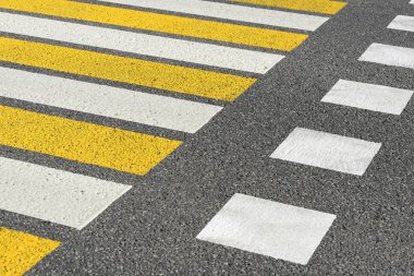 Satırları beyaz ve sarı çizgili işaretleme ile asfalt yol yaya geçidi