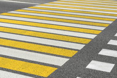 Satırları beyaz ve sarı çizgili işaretleme ile asfalt yol yaya geçidi