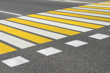 Satırları beyaz ve sarı çizgili işaretleme ile asfalt yol yaya geçidi