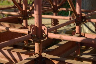 İnşaat iskelesi elementleri. Metal iskele boruları ve parmaklıklar. İnşaat alanı detayları. Köprü desteği.