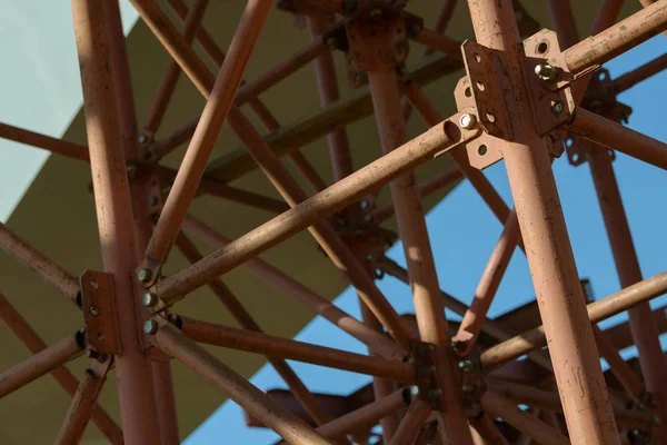 要素の構築をスキャッディング 金属足場チューブとバー 工事現場の詳細 橋のサポート — ストック写真