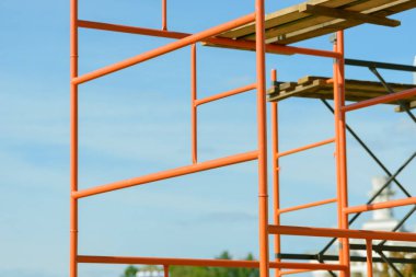 İnşaat iskelesi elementleri. Metal iskele boruları ve parmaklıklar. İnşaat alanı detayları.