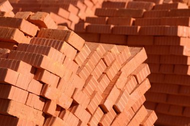 Yığılmış yeni kırmızı tuğla yığını. Kil Tuğla bloklar İnşaat için hazır. 