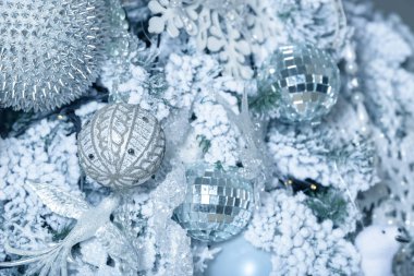 Noel baloları köknar ağacında. Yeni yıl tatili ve Noel kutlaması.