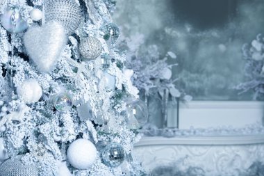 Noel baloları köknar ağacında. Yeni yıl tatili ve Noel kutlaması.