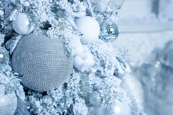 Noel Baloları Köknar Ağacında Yeni Yıl Tatili Noel Kutlaması — Stok fotoğraf