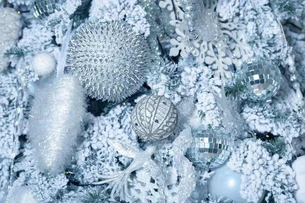 Noel baloları köknar ağacında. Yeni yıl tatili ve Noel kutlaması.
