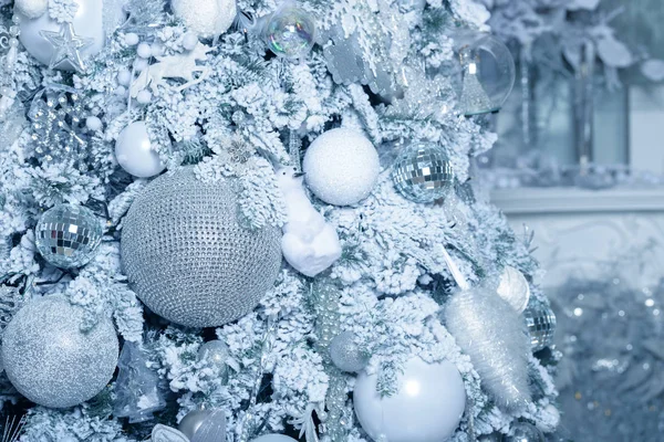 モミの木のクリスマスボール お正月とクリスマスのお祝い ストックフォト