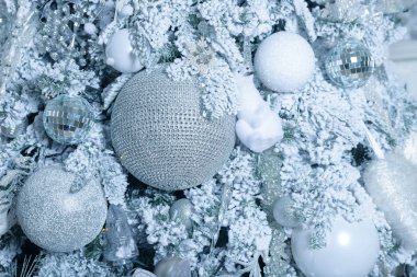 Noel baloları köknar ağacında. Yeni yıl tatili ve Noel kutlaması.