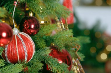 Noel baloları köknar ağacında. Yeni yıl tatili ve Noel kutlaması.