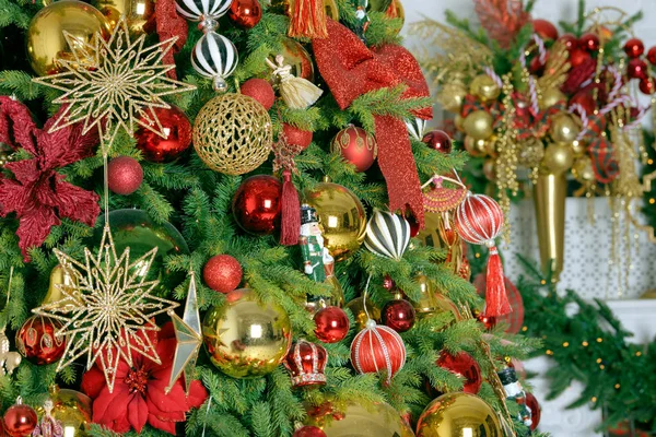 Noel Baloları Köknar Ağacında Yeni Yıl Tatili Noel Kutlaması — Stok fotoğraf