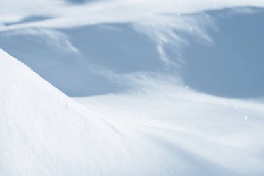 Taze kar arka plan doku. Kış kar taneleri ve kar höyükler arka plan. Kar topaklar.