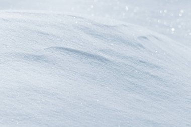 Taze kar arka plan doku. Kış kar taneleri ve kar höyükler arka plan. Kar topaklar.