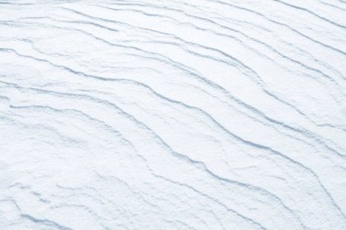 Taze kar arka plan doku. Kış kar taneleri ve kar höyükler arka plan. Kar topaklar.