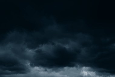 Fırtınalı yağmur, büyük kabarık bulutlar. Karanlık gökyüzü. Doğal manzara soyut arka plan. Hava koşulları arka planda değişiyor. Gökyüzü şehvetli bulutlarla dolu..