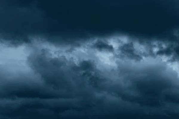 Chuva Tempestuosa Grandes Nuvens Fofas Céu Escuro Fundo Abstrato Cênico — Fotografia de Stock