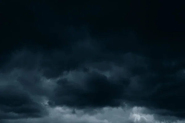 Chuva Tempestuosa Grandes Nuvens Fofas Céu Escuro Fundo Abstrato Cênico — Fotografia de Stock