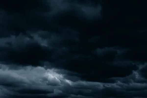 Chuva Tempestuosa Grandes Nuvens Fofas Céu Escuro Fundo Abstrato Cênico — Fotografia de Stock