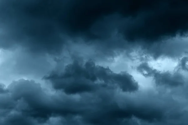 Chuva Tempestuosa Grandes Nuvens Fofas Céu Escuro Fundo Abstrato Cênico — Fotografia de Stock