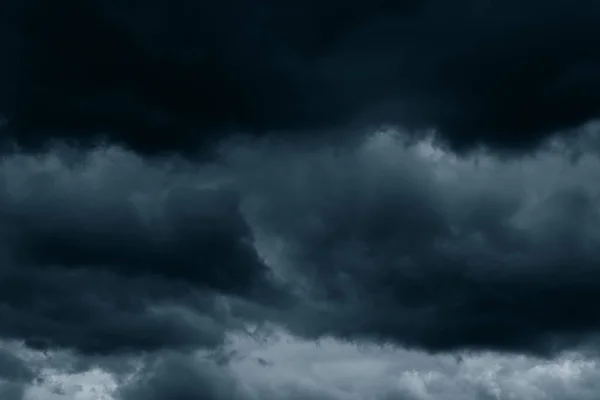 Chuva Tempestuosa Grandes Nuvens Fofas Céu Escuro Fundo Abstrato Cênico — Fotografia de Stock