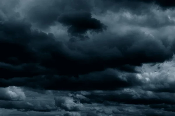 Chuva Tempestuosa Grandes Nuvens Fofas Céu Escuro Fundo Abstrato Cênico — Fotografia de Stock