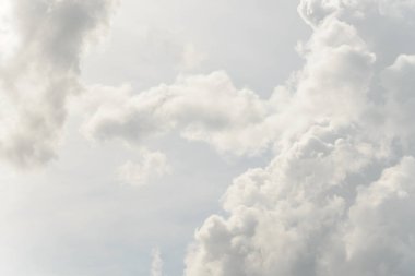 Beyaz, kabarık bulutlar. Doğal manzara soyut arka plan. Hava koşulları arka planda değişiyor. Gökyüzü şehvetli bulutlarla dolu..