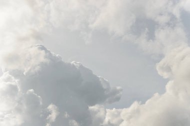 Beyaz, kabarık bulutlar. Doğal manzara soyut arka plan. Hava koşulları arka planda değişiyor. Gökyüzü şehvetli bulutlarla dolu..