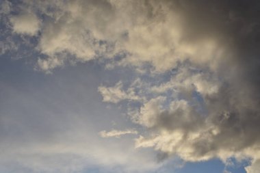 Fırtınalı yağmur, büyük kabarık bulutlar. Karanlık gökyüzü. Doğal manzara soyut arka plan. Hava koşulları arka planda değişiyor. Gökyüzü şehvetli bulutlarla dolu..