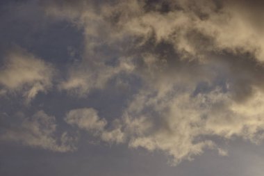 Fırtınalı yağmur, büyük kabarık bulutlar. Karanlık gökyüzü. Doğal manzara soyut arka plan. Hava koşulları arka planda değişiyor. Gökyüzü şehvetli bulutlarla dolu..