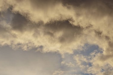 Fırtınalı yağmur, büyük kabarık bulutlar. Karanlık gökyüzü. Doğal manzara soyut arka plan. Hava koşulları arka planda değişiyor. Gökyüzü şehvetli bulutlarla dolu..