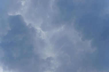 Fırtınalı yağmur, büyük kabarık bulutlar. Karanlık gökyüzü. Doğal manzara soyut arka plan. Hava koşulları arka planda değişiyor. Gökyüzü şehvetli bulutlarla dolu..