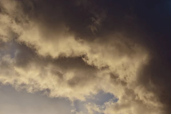 폭풍우치는 몰아치는 자연주의적 추상적 날씨는 배경을 바꾼다 구름으로 — 스톡 사진