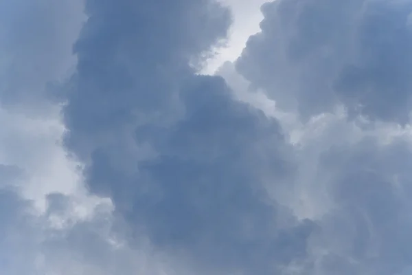Stürmischer Regen Große Flauschige Wolken Dunkler Himmel Natürliche Szenische Abstrakte — Stockfoto