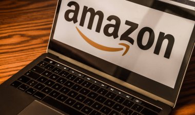 Dallas, Texas, Amerika Birleşik Devletleri - 5 Ekim 2018: Amazon logo üstünde Laptop perde