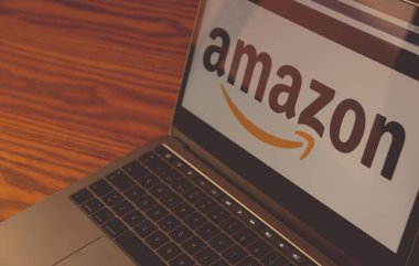 Dallas, Texas, Amerika Birleşik Devletleri - 5 Ekim 2018: Amazon logo üstünde Laptop perde