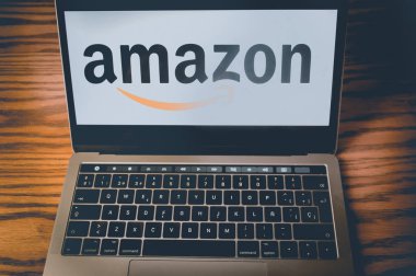 Dallas, Texas, Amerika Birleşik Devletleri - 5 Ekim 2018: Amazon logo üstünde Laptop perde