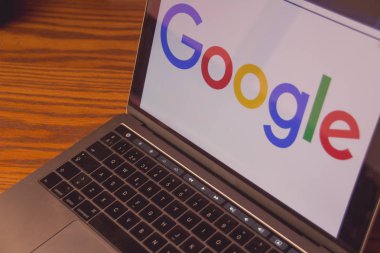 Google Dallas, Texas, Amerika Birleşik Devletleri - 5 Ekim 2018: logo üstünde Laptop perde