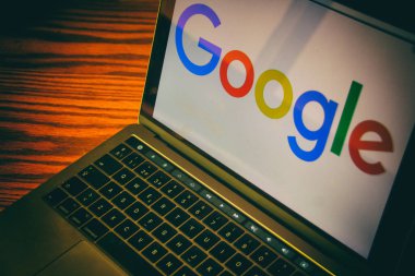 Google Dallas, Texas, Amerika Birleşik Devletleri - 5 Ekim 2018: logo üstünde Laptop perde
