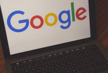 Google Dallas, Texas, Amerika Birleşik Devletleri - 5 Ekim 2018: logo üstünde Laptop perde