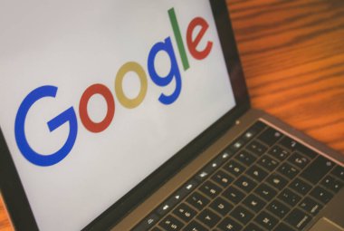 Google Dallas, Texas, Amerika Birleşik Devletleri - 5 Ekim 2018: logo üstünde Laptop perde