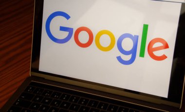 Google Dallas, Texas, Amerika Birleşik Devletleri - 5 Ekim 2018: logo üstünde Laptop perde