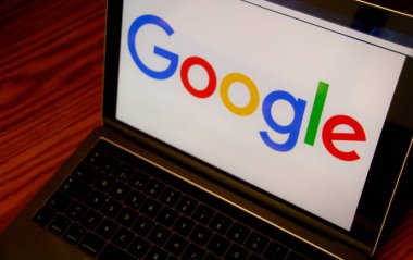 Google Dallas, Texas, Amerika Birleşik Devletleri - 5 Ekim 2018: logo üstünde Laptop perde