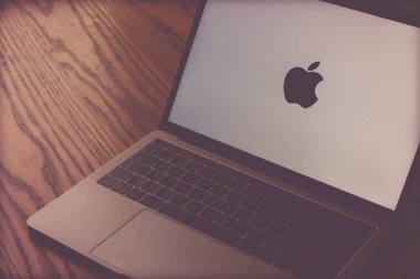 Dallas, Texas / Amerika Birleşik Devletleri - 06/7/2018: (belgili tanımlık elma logo bilgisayar ekranında fotoğrafı)