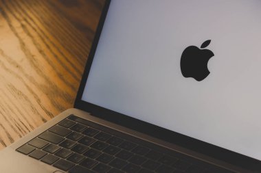 Dallas, Texas / Amerika Birleşik Devletleri - 06/7/2018: (belgili tanımlık elma logo bilgisayar ekranında fotoğrafı)