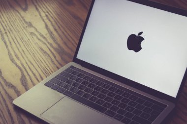 Dallas, Texas / Amerika Birleşik Devletleri - 06/7/2018: (belgili tanımlık elma logo bilgisayar ekranında fotoğrafı)