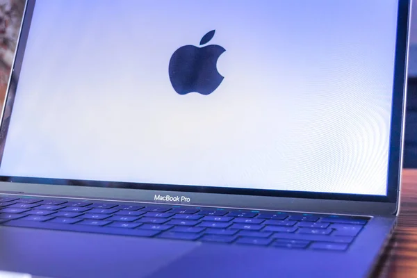 ダラス テキサス州 アメリカ合衆国 2018 コンピューター画面にアップルのロゴの写真 — ストック写真